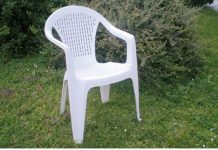 NAJLAKŠI NAČIN PRANJA BIJELIH PLASTIČNIH STOLICA: Potrebno je SAMO da pomiješate JEDAN SASTOJAK sa vodom i FLEKE NESTAJU ZAČAS NAJLAKŠI NAČIN PRANJA BIJELIH PLASTIČNIH STOLICA: Potrebno je SAMO da pomiješate JEDAN SASTOJAK sa vodom i FLEKE NESTAJU ZAČAS - featured image