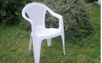 NAJLAKŠI NAČIN PRANJA BIJELIH PLASTIČNIH STOLICA: Potrebno je SAMO da pomiješate JEDAN SASTOJAK sa vodom i FLEKE NESTAJU ZAČAS NAJLAKŠI NAČIN PRANJA BIJELIH PLASTIČNIH STOLICA: Potrebno je SAMO da pomiješate JEDAN SASTOJAK sa vodom i FLEKE NESTAJU ZAČAS - featured image