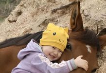 Moja ćerka je volela da se igra sa komšijinim konjem i jednog dana to je dovelo do neočekivanog otkrića. Moja ćerka je volela da se igra sa komšijinim konjem i jednog dana to je dovelo do neočekivanog otkrića. - featured image