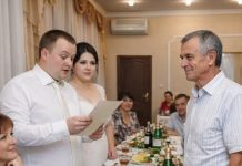 Kada je siromašni otac poklonio kćerki običnu koverat za venčanje, bogati rođaci mladoženje počeli su da se smeju „velikodušnom“ poklonu.