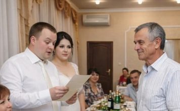 Kada je siromašni otac poklonio kćerki običnu koverat za venčanje, bogati rođaci mladoženje počeli su da se smeju „velikodušnom“ poklonu.