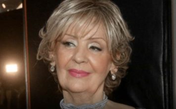 Vjenčanica Lepe Lukić hit je i za današnje standarde, pogledajte samo: Isplivala jedina fotografija vjenčanja pjevačice sa suprugom kojeg je uhvatila u preljubi Vjenčanica Lepe Lukić hit je i za današnje standarde, pogledajte samo: Isplivala jedina fotografija vjenčanja pjevačice sa suprugom kojeg je uhvatila u preljubi - featured image