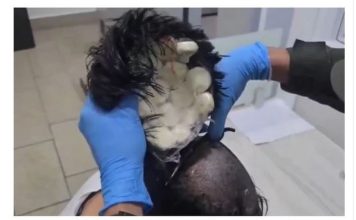 SKANDAL NA AERODROMU! Policajci primijetili muškarca sa čudnom frizurom, pa ga OŠIŠALI: Sve što se desilo poslije toga doživjeli su kao najveći šok u svojim životima (FOTO, VIDEO) SKANDAL NA AERODROMU! Policajci primijetili muškarca sa čudnom frizurom, pa ga OŠIŠALI: Sve što se desilo poslije toga doživjeli su kao najveći šok u svojim životima (FOTO, VIDEO) - featured image