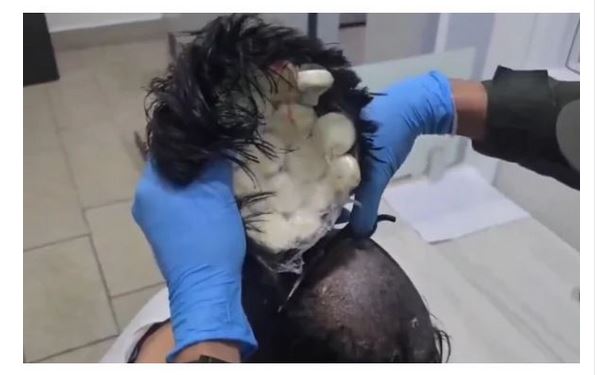 SKANDAL NA AERODROMU! Policajci primijetili muškarca sa čudnom frizurom, pa ga OŠIŠALI: Sve što se desilo poslije toga doživjeli su kao najveći šok u svojim životima (FOTO, VIDEO) - featured image