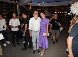 U današnjem članku donosimo emotivnu priču o romansi između glumca Lazara Ristovskog i psihološkinje Anice Lazić, koja je izazvala mnoge znatiželjne poglede i pažnju medija. Njihova ljubavna priča, koja je započela nakon Lazarovog razvoda od dugogodišnje supruge Danice, brzo je postala tema mnogih razgovora, a sada je dobila još jedan emotivan trenutak – Anica je trudna. Lazar i Anica upoznali su se sasvim slučajno, bez posrednika, osim – kako Anica kaže – Boga. Njihova povezanost bila je trenutna, a razgovori su trajali satima. Anica ističe da je njihova ljubav započela od prvog pogleda, i to u trenutku kada su se zagrlili. Iako nisu odmah odlučili dijeliti svoju vezu sa javnošću, s vremenom su shvatili da je došlo vrijeme da to učine. Lazar je, prema Anicinim riječima, bio poštovan prema njihovoj vezi i odlučio je sve učiniti na svoj način, s velikim poštovanjem. Međutim, njihov put nije bio bez prepreka. Anica je doživjela internet nasilje nakon što je Lazar iznenada objavio da su u vezi dok je ona spavala. Ovaj neplanirani izlazak u javnost izazvao je negativne reakcije na internetu, što je povrijedilo Anicu. Iako je to bio težak period za nju, Lazar je bio njena velika podrška, a Anica je, kako kaže, morala potražiti pomoć psihoterapeuta da bi se nosila sa negativnim komentarima. Kroz sve to, Anica je postala još snažnija, a Lazar je bio uz nju, pomažući joj da prebrodi taj period. Iako su njihovu vezu obilježile medijske reakcije i razlika u godinama, Anica ističe da se ona i Lazar nikad nisu fokusirali na to. Razlika u godinama za njih nije bila prepreka, a u njihovoj vezi je najvažniji međusobno povjerenje i ljubav. Neki sitni detalji, poput omiljenih jela – ona voli palačinke s kremom, dok Lazar preferira džem i orahe – pokazuju samo male razlike, no ništa što bi ih moglo udaljiti. Anica se osvrnula i na izazove starenja, ističući da bi voljela jednog dana postati baka. Za nju, starenje nije nešto čega se treba sramiti, već prirodan proces života, te se protivi društvenim normama koje često nazivaju žene “babama” kad dođu do četrdesete godine. Iako se mediji bave razlikom u godinama, Anica i Lazar to ne primjećuju, jer njihova ljubav temelji se na puno dubljim vrijednostima. Ova priča nas podsjeća da ljubav ne poznaje godine i da prava povezanost u vezi nije zasnovana na vanjskim faktorima, već na međusobnom poštovanju, povjerenju i dubokoj povezanosti U današnjem članku donosimo emotivnu priču o romansi između glumca Lazara Ristovskog i psihološkinje Anice Lazić, koja je izazvala mnoge znatiželjne poglede i pažnju medija. Njihova ljubavna priča, koja je započela nakon Lazarovog razvoda od dugogodišnje supruge Danice, brzo je postala tema mnogih razgovora, a sada je dobila još jedan emotivan trenutak – Anica je trudna. Lazar i Anica upoznali su se sasvim slučajno, bez posrednika, osim – kako Anica kaže – Boga. Njihova povezanost bila je trenutna, a razgovori su trajali satima. Anica ističe da je njihova ljubav započela od prvog pogleda, i to u trenutku kada su se zagrlili. Iako nisu odmah odlučili dijeliti svoju vezu sa javnošću, s vremenom su shvatili da je došlo vrijeme da to učine. Lazar je, prema Anicinim riječima, bio poštovan prema njihovoj vezi i odlučio je sve učiniti na svoj način, s velikim poštovanjem. Međutim, njihov put nije bio bez prepreka. Anica je doživjela internet nasilje nakon što je Lazar iznenada objavio da su u vezi dok je ona spavala. Ovaj neplanirani izlazak u javnost izazvao je negativne reakcije na internetu, što je povrijedilo Anicu. Iako je to bio težak period za nju, Lazar je bio njena velika podrška, a Anica je, kako kaže, morala potražiti pomoć psihoterapeuta da bi se nosila sa negativnim komentarima. Kroz sve to, Anica je postala još snažnija, a Lazar je bio uz nju, pomažući joj da prebrodi taj period. Iako su njihovu vezu obilježile medijske reakcije i razlika u godinama, Anica ističe da se ona i Lazar nikad nisu fokusirali na to. Razlika u godinama za njih nije bila prepreka, a u njihovoj vezi je najvažniji međusobno povjerenje i ljubav. Neki sitni detalji, poput omiljenih jela – ona voli palačinke s kremom, dok Lazar preferira džem i orahe – pokazuju samo male razlike, no ništa što bi ih moglo udaljiti. Anica se osvrnula i na izazove starenja, ističući da bi voljela jednog dana postati baka. Za nju, starenje nije nešto čega se treba sramiti, već prirodan proces života, te se protivi društvenim normama koje često nazivaju žene “babama” kad dođu do četrdesete godine. Iako se mediji bave razlikom u godinama, Anica i Lazar to ne primjećuju, jer njihova ljubav temelji se na puno dubljim vrijednostima. Ova priča nas podsjeća da ljubav ne poznaje godine i da prava povezanost u vezi nije zasnovana na vanjskim faktorima, već na međusobnom poštovanju, povjerenju i dubokoj povezanosti - featured image