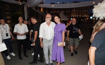 U današnjem članku donosimo emotivnu priču o romansi između glumca Lazara Ristovskog i psihološkinje Anice Lazić, koja je izazvala mnoge znatiželjne poglede i pažnju medija. Njihova ljubavna priča, koja je započela nakon Lazarovog razvoda od dugogodišnje supruge Danice, brzo je postala tema mnogih razgovora, a sada je dobila još jedan emotivan trenutak – Anica je trudna. Lazar i Anica upoznali su se sasvim slučajno, bez posrednika, osim – kako Anica kaže – Boga. Njihova povezanost bila je trenutna, a razgovori su trajali satima. Anica ističe da je njihova ljubav započela od prvog pogleda, i to u trenutku kada su se zagrlili. Iako nisu odmah odlučili dijeliti svoju vezu sa javnošću, s vremenom su shvatili da je došlo vrijeme da to učine. Lazar je, prema Anicinim riječima, bio poštovan prema njihovoj vezi i odlučio je sve učiniti na svoj način, s velikim poštovanjem. Međutim, njihov put nije bio bez prepreka. Anica je doživjela internet nasilje nakon što je Lazar iznenada objavio da su u vezi dok je ona spavala. Ovaj neplanirani izlazak u javnost izazvao je negativne reakcije na internetu, što je povrijedilo Anicu. Iako je to bio težak period za nju, Lazar je bio njena velika podrška, a Anica je, kako kaže, morala potražiti pomoć psihoterapeuta da bi se nosila sa negativnim komentarima. Kroz sve to, Anica je postala još snažnija, a Lazar je bio uz nju, pomažući joj da prebrodi taj period. Iako su njihovu vezu obilježile medijske reakcije i razlika u godinama, Anica ističe da se ona i Lazar nikad nisu fokusirali na to. Razlika u godinama za njih nije bila prepreka, a u njihovoj vezi je najvažniji međusobno povjerenje i ljubav. Neki sitni detalji, poput omiljenih jela – ona voli palačinke s kremom, dok Lazar preferira džem i orahe – pokazuju samo male razlike, no ništa što bi ih moglo udaljiti. Anica se osvrnula i na izazove starenja, ističući da bi voljela jednog dana postati baka. Za nju, starenje nije nešto čega se treba sramiti, već prirodan proces života, te se protivi društvenim normama koje često nazivaju žene “babama” kad dođu do četrdesete godine. Iako se mediji bave razlikom u godinama, Anica i Lazar to ne primjećuju, jer njihova ljubav temelji se na puno dubljim vrijednostima. Ova priča nas podsjeća da ljubav ne poznaje godine i da prava povezanost u vezi nije zasnovana na vanjskim faktorima, već na međusobnom poštovanju, povjerenju i dubokoj povezanosti U današnjem članku donosimo emotivnu priču o romansi između glumca Lazara Ristovskog i psihološkinje Anice Lazić, koja je izazvala mnoge znatiželjne poglede i pažnju medija. Njihova ljubavna priča, koja je započela nakon Lazarovog razvoda od dugogodišnje supruge Danice, brzo je postala tema mnogih razgovora, a sada je dobila još jedan emotivan trenutak – Anica je trudna. Lazar i Anica upoznali su se sasvim slučajno, bez posrednika, osim – kako Anica kaže – Boga. Njihova povezanost bila je trenutna, a razgovori su trajali satima. Anica ističe da je njihova ljubav započela od prvog pogleda, i to u trenutku kada su se zagrlili. Iako nisu odmah odlučili dijeliti svoju vezu sa javnošću, s vremenom su shvatili da je došlo vrijeme da to učine. Lazar je, prema Anicinim riječima, bio poštovan prema njihovoj vezi i odlučio je sve učiniti na svoj način, s velikim poštovanjem. Međutim, njihov put nije bio bez prepreka. Anica je doživjela internet nasilje nakon što je Lazar iznenada objavio da su u vezi dok je ona spavala. Ovaj neplanirani izlazak u javnost izazvao je negativne reakcije na internetu, što je povrijedilo Anicu. Iako je to bio težak period za nju, Lazar je bio njena velika podrška, a Anica je, kako kaže, morala potražiti pomoć psihoterapeuta da bi se nosila sa negativnim komentarima. Kroz sve to, Anica je postala još snažnija, a Lazar je bio uz nju, pomažući joj da prebrodi taj period. Iako su njihovu vezu obilježile medijske reakcije i razlika u godinama, Anica ističe da se ona i Lazar nikad nisu fokusirali na to. Razlika u godinama za njih nije bila prepreka, a u njihovoj vezi je najvažniji međusobno povjerenje i ljubav. Neki sitni detalji, poput omiljenih jela – ona voli palačinke s kremom, dok Lazar preferira džem i orahe – pokazuju samo male razlike, no ništa što bi ih moglo udaljiti. Anica se osvrnula i na izazove starenja, ističući da bi voljela jednog dana postati baka. Za nju, starenje nije nešto čega se treba sramiti, već prirodan proces života, te se protivi društvenim normama koje često nazivaju žene “babama” kad dođu do četrdesete godine. Iako se mediji bave razlikom u godinama, Anica i Lazar to ne primjećuju, jer njihova ljubav temelji se na puno dubljim vrijednostima. Ova priča nas podsjeća da ljubav ne poznaje godine i da prava povezanost u vezi nije zasnovana na vanjskim faktorima, već na međusobnom poštovanju, povjerenju i dubokoj povezanosti - featured image