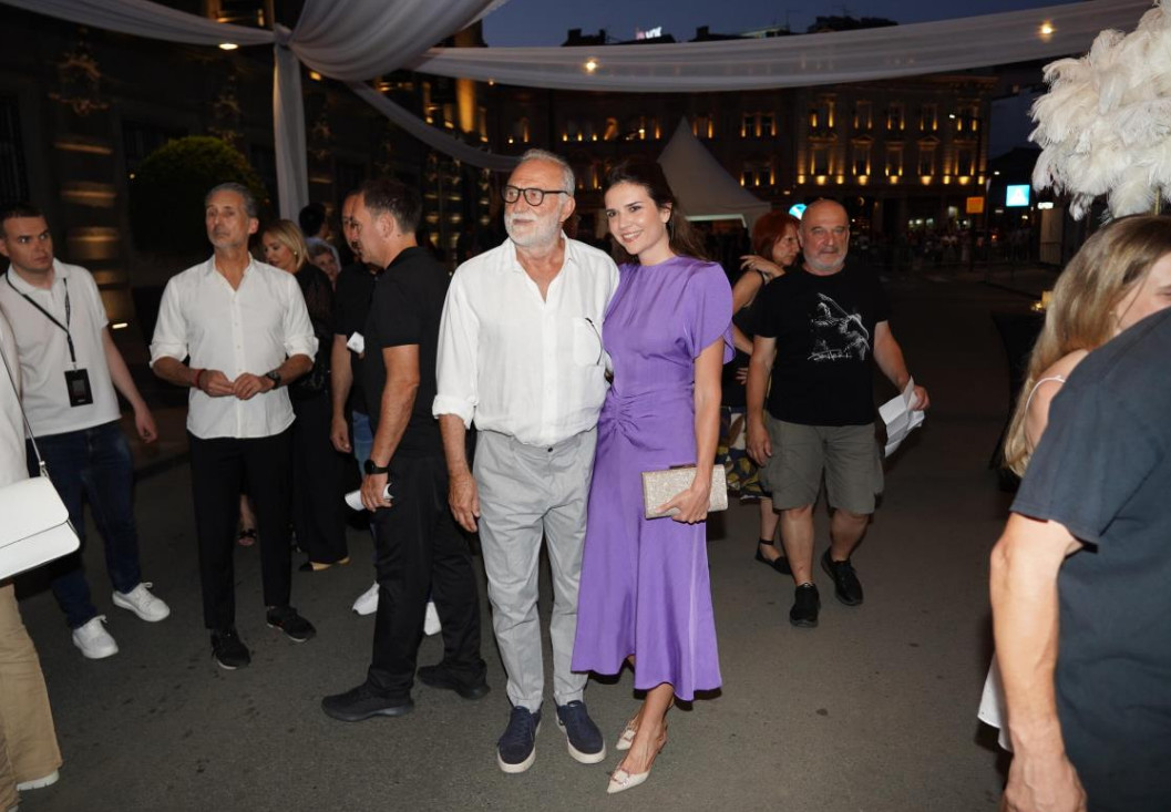 U današnjem članku donosimo emotivnu priču o romansi između glumca Lazara Ristovskog i psihološkinje Anice Lazić, koja je izazvala mnoge znatiželjne poglede i pažnju medija. Njihova ljubavna priča, koja je započela nakon Lazarovog razvoda od dugogodišnje supruge Danice, brzo je postala tema mnogih razgovora, a sada je dobila još jedan emotivan trenutak – Anica je trudna. Lazar i Anica upoznali su se sasvim slučajno, bez posrednika, osim – kako Anica kaže – Boga. Njihova povezanost bila je trenutna, a razgovori su trajali satima. Anica ističe da je njihova ljubav započela od prvog pogleda, i to u trenutku kada su se zagrlili. Iako nisu odmah odlučili dijeliti svoju vezu sa javnošću, s vremenom su shvatili da je došlo vrijeme da to učine. Lazar je, prema Anicinim riječima, bio poštovan prema njihovoj vezi i odlučio je sve učiniti na svoj način, s velikim poštovanjem. Međutim, njihov put nije bio bez prepreka. Anica je doživjela internet nasilje nakon što je Lazar iznenada objavio da su u vezi dok je ona spavala. Ovaj neplanirani izlazak u javnost izazvao je negativne reakcije na internetu, što je povrijedilo Anicu. Iako je to bio težak period za nju, Lazar je bio njena velika podrška, a Anica je, kako kaže, morala potražiti pomoć psihoterapeuta da bi se nosila sa negativnim komentarima. Kroz sve to, Anica je postala još snažnija, a Lazar je bio uz nju, pomažući joj da prebrodi taj period. Iako su njihovu vezu obilježile medijske reakcije i razlika u godinama, Anica ističe da se ona i Lazar nikad nisu fokusirali na to. Razlika u godinama za njih nije bila prepreka, a u njihovoj vezi je najvažniji međusobno povjerenje i ljubav. Neki sitni detalji, poput omiljenih jela – ona voli palačinke s kremom, dok Lazar preferira džem i orahe – pokazuju samo male razlike, no ništa što bi ih moglo udaljiti. Anica se osvrnula i na izazove starenja, ističući da bi voljela jednog dana postati baka. Za nju, starenje nije nešto čega se treba sramiti, već prirodan proces života, te se protivi društvenim normama koje često nazivaju žene “babama” kad dođu do četrdesete godine. Iako se mediji bave razlikom u godinama, Anica i Lazar to ne primjećuju, jer njihova ljubav temelji se na puno dubljim vrijednostima. Ova priča nas podsjeća da ljubav ne poznaje godine i da prava povezanost u vezi nije zasnovana na vanjskim faktorima, već na međusobnom poštovanju, povjerenju i dubokoj povezanosti - featured image