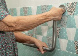 Koliko puta nedeljno se treba tuširati nakon 65. godine: Dermatolog iznenadio odgovorom Koliko puta nedeljno se treba tuširati nakon 65. godine: Dermatolog iznenadio odgovorom - featured image