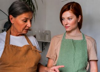 3 znaka da vas svekrva potajno ne voli: Obratite pažnju na to kako vam nudi kafu 3 znaka da vas svekrva potajno ne voli: Obratite pažnju na to kako vam nudi kafu - featured image