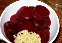 CRVENA KRALJICA POVRĆA – CVEKLA: Pomešajte je sa belim lukom, otklanja malaksalost i čisti debelo crevo CRVENA KRALJICA POVRĆA – CVEKLA: Pomešajte je sa belim lukom, otklanja malaksalost i čisti debelo crevo - featured image