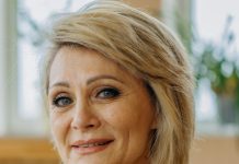 Žena se osjeća mladom sve dok ne primijeti ova 3 znaka: Tada starenje već polako počinje Žena se osjeća mladom sve dok ne primijeti ova 3 znaka: Tada starenje već polako počinje - featured image