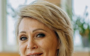 Žena se osjeća mladom sve dok ne primijeti ova 3 znaka: Tada starenje već polako počinje Žena se osjeća mladom sve dok ne primijeti ova 3 znaka: Tada starenje već polako počinje - featured image