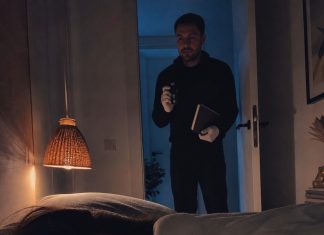 Muž mi je svake večeri davao tabletu „da mi pomogne da bolje spavam“. Jednom sam se pravila da je uzimam i ležala nepomično, tiho promatrajući sve. U 2:47, ušao je u sobu noseći rukavice, kameru i crnu bilježnicu i šapnuo nešto što nikada nisam smjela čuti. Muž mi je svake večeri davao tabletu „da mi pomogne da bolje spavam“. Jednom sam se pravila da je uzimam i ležala nepomično, tiho promatrajući sve. U 2:47, ušao je u sobu noseći rukavice, kameru i crnu bilježnicu i šapnuo nešto što nikada nisam smjela čuti. - featured image