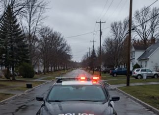 Policajac uočio kovčeg na sredini trotoara: Izašao iz automobila, prišao kovčegu, otvorio poklopac i smrznuo se od užasa na ono što je vidio 😱😱 Policajac uočio kovčeg na sredini trotoara: Izašao iz automobila, prišao kovčegu, otvorio poklopac i smrznuo se od užasa na ono što je vidio 😱😱 - featured image