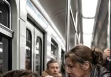 — Zar te nisu naučili da ustupiš svoje mjesto starijim ljudima?! — viknuo je putnik u metrou: Ali mladić je uradio nešto što niko nije očekivao 😨😲 — Zar te nisu naučili da ustupiš svoje mjesto starijim ljudima?! — viknuo je putnik u metrou: Ali mladić je uradio nešto što niko nije očekivao 😨😲 - featured image