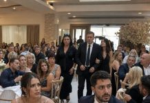 Moji roditelji pojavili su se na mom vjenčanju odjeveni kao za sprovod, samo da me ponize… ali nisu imali pojma da je moj muž pred 180 uzvanika već pripremio njihov pad. Moji roditelji pojavili su se na mom vjenčanju odjeveni kao za sprovod, samo da me ponize… ali nisu imali pojma da je moj muž pred 180 uzvanika već pripremio njihov pad. - featured image