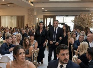 Moji roditelji pojavili su se na mom vjenčanju odjeveni kao za sprovod, samo da me ponize… ali nisu imali pojma da je moj muž pred 180 uzvanika već pripremio njihov pad. Moji roditelji pojavili su se na mom vjenčanju odjeveni kao za sprovod, samo da me ponize… ali nisu imali pojma da je moj muž pred 180 uzvanika već pripremio njihov pad. - featured image