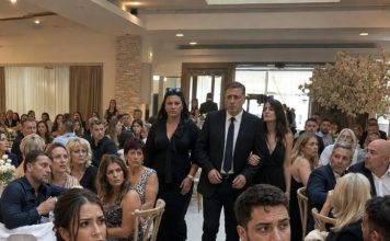 Moji roditelji pojavili su se na mom vjenčanju odjeveni kao za sprovod, samo da me ponize… ali nisu imali pojma da je moj muž pred 180 uzvanika već pripremio njihov pad. Moji roditelji pojavili su se na mom vjenčanju odjeveni kao za sprovod, samo da me ponize… ali nisu imali pojma da je moj muž pred 180 uzvanika već pripremio njihov pad. - featured image