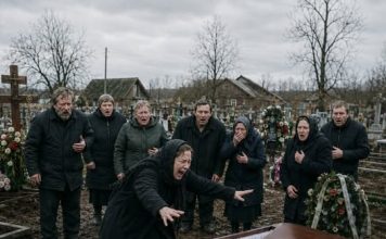 Dok se opraštala od sina, žena je iznenada čula poznati glas iz zatvorenog kovčega i uspaničeno prijurila k njemu. Ali kad su ga otvorili, prisutni se smrzli od užasa……… 😲😲😲 Dok se opraštala od sina, žena je iznenada čula poznati glas iz zatvorenog kovčega i uspaničeno prijurila k njemu. Ali kad su ga otvorili, prisutni se smrzli od užasa……… 😲😲😲 - featured image