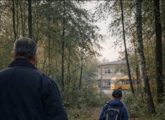 Vozač školskog autobusa primetio je da jedan od učenika ne ide u školu, već se uputio ka šumi; odlučio je da ga prati i bio je u šoku od onoga što je video 😲😨 Vozač školskog autobusa primetio je da jedan od učenika ne ide u školu, već se uputio ka šumi; odlučio je da ga prati i bio je u šoku od onoga što je video 😲😨 - featured image