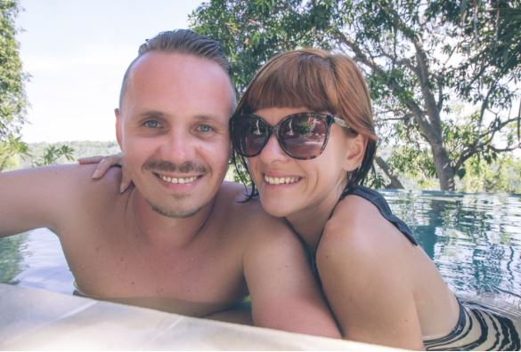 Suzana iz Novog Sada se zaljubila u Albanca i preselila u Prištinu: Kad je svekar čuo da mu je snaja Srpkinja, usledio je šok - featured image Suzana iz Novog Sada se zaljubila u Albanca i preselila u Prištinu: Kad je svekar čuo da mu je snaja Srpkinja, usledio je šok - featured image