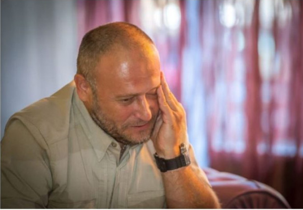 Dejanu prišao “klošar” na ulici i tražio mu pare za pivo, slučajno čuo muke našeg lekara i krišom mu pomogao: Kad je hirurg shvatio ko je prosjak – frapirao se - featured image