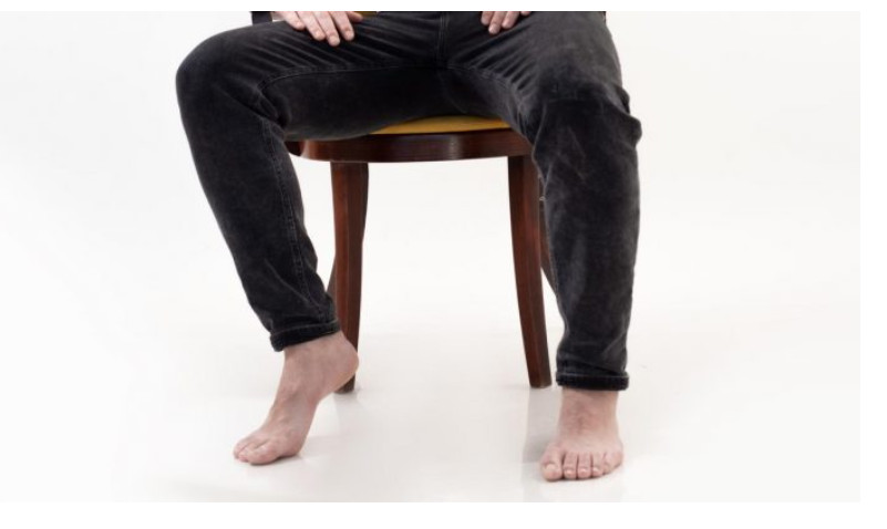 Šta znači ako osoba stalno ‘CUPKA’ nogom, prema psihologiji? - featured image