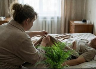 Moj muž je već šest godina ležao u komi, ali svako jutro sam primjećivala jednu čudnu stvar: njegovo donje rublje je bilo drugačije. U početku sam pokušavala naći neko objašnjenje, ali kasnije sam shvatila — u kući se dešava nešto čudno. Tada sam svima rekla da idem na službeni put, a noću sam se tajno vratila i pogledala kroz prozor spavaće sobe… Ono što sam vidjela me potpuno šokiralo… 😲😲😲 Moj muž je već šest godina ležao u komi, ali svako jutro sam primjećivala jednu čudnu stvar: njegovo donje rublje je bilo drugačije. U početku sam pokušavala naći neko objašnjenje, ali kasnije sam shvatila — u kući se dešava nešto čudno. Tada sam svima rekla da idem na službeni put, a noću sam se tajno vratila i pogledala kroz prozor spavaće sobe… Ono što sam vidjela me potpuno šokiralo… 😲😲😲 - featured image