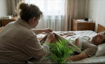 Moj muž je već šest godina ležao u komi, ali svako jutro sam primjećivala jednu čudnu stvar: njegovo donje rublje je bilo drugačije. U početku sam pokušavala naći neko objašnjenje, ali kasnije sam shvatila — u kući se dešava nešto čudno. Tada sam svima rekla da idem na službeni put, a noću sam se tajno vratila i pogledala kroz prozor spavaće sobe… Ono što sam vidjela me potpuno šokiralo… 😲😲😲 Moj muž je već šest godina ležao u komi, ali svako jutro sam primjećivala jednu čudnu stvar: njegovo donje rublje je bilo drugačije. U početku sam pokušavala naći neko objašnjenje, ali kasnije sam shvatila — u kući se dešava nešto čudno. Tada sam svima rekla da idem na službeni put, a noću sam se tajno vratila i pogledala kroz prozor spavaće sobe… Ono što sam vidjela me potpuno šokiralo… 😲😲😲 - featured image