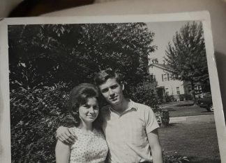 Baka je cijelog života skrivala tajnu iz 1968. godine, a istina je izašla na njenoj sahrani Baka je cijelog života skrivala tajnu iz 1968. godine, a istina je izašla na njenoj sahrani - featured image