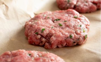 Ruskinje u faširane šnicle dodaju JEDAN NESVAKIDAŠNJI SASTOJAK, pa im je meso uvek SOČNO I SAVRŠENO MEKANO Ruskinje u faširane šnicle dodaju JEDAN NESVAKIDAŠNJI SASTOJAK, pa im je meso uvek SOČNO I SAVRŠENO MEKANO - featured image