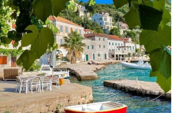 U ovom primorskom gradiću skoro da i nema turista a pravi je raj na zemlji: Sve je duplo jeftinije - featured image U ovom primorskom gradiću skoro da i nema turista a pravi je raj na zemlji: Sve je duplo jeftinije - featured image