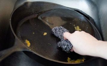 Izgrebana tava može ponovno izgledati kao nova sa samo jednim uobičajenim kuhinjskim predmetom koji svi posjeduju. Izgrebana tava može ponovno izgledati kao nova sa samo jednim uobičajenim kuhinjskim predmetom koji svi posjeduju. - featured image