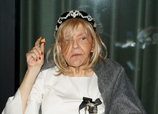 Zbog 1 simptoma znala je da ima rak, ali nije htela da ide kod doktora: Kad je osetila da umire, napisala je hit zbog kog joj je sin ridao u suzama Zbog 1 simptoma znala je da ima rak, ali nije htela da ide kod doktora: Kad je osetila da umire, napisala je hit zbog kog joj je sin ridao u suzama - featured image