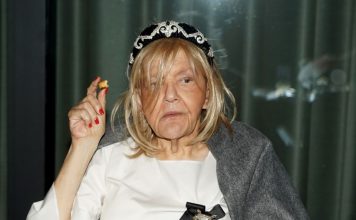 Zbog 1 simptoma znala je da ima rak, ali nije htela da ide kod doktora: Kad je osetila da umire, napisala je hit zbog kog joj je sin ridao u suzama Zbog 1 simptoma znala je da ima rak, ali nije htela da ide kod doktora: Kad je osetila da umire, napisala je hit zbog kog joj je sin ridao u suzama - featured image