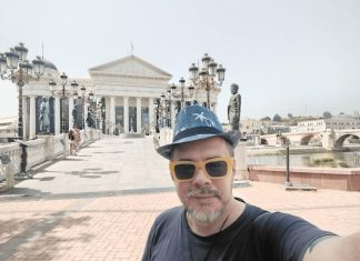 “Živim od invalidske penzije” Crnogorski pevač izašao iz bolnice, a ovo mu je jedini izvor prihoda “Živim od invalidske penzije” Crnogorski pevač izašao iz bolnice, a ovo mu je jedini izvor prihoda - featured image