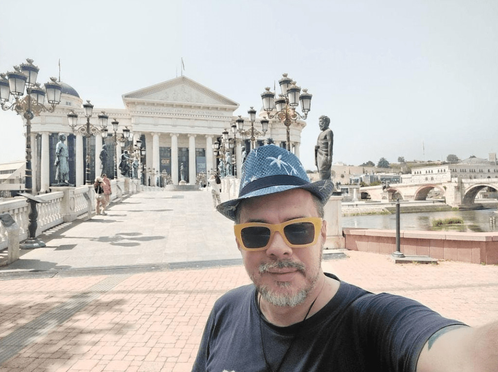 “Živim od invalidske penzije” Crnogorski pevač izašao iz bolnice, a ovo mu je jedini izvor prihoda - featured image