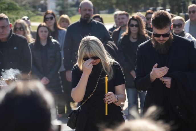 ĆERKU SAŠE POPOVIĆA NA GROBU SAČEKAO OVAJ ČOVEK! Uručio joj kovertu, Aleksandra se slomila kad je otvorila: Evo šta je bilo u njoj - featured image ĆERKU SAŠE POPOVIĆA NA GROBU SAČEKAO OVAJ ČOVEK! Uručio joj kovertu, Aleksandra se slomila kad je otvorila: Evo šta je bilo u njoj - featured image
