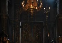 Nakon smrti mlade kraljice, cijela palača zavijena je u tugu, a njeno tijelo prekriveno zlatnim nakitom ostavljeno je u hramu do zore pod stražom najvećih ratnika kraljevstva… ali kada su svećenici ujutro otvorili vrata hrama, unutra ih je čekao pravi užas 😨 Nakon smrti mlade kraljice, cijela palača zavijena je u tugu, a njeno tijelo prekriveno zlatnim nakitom ostavljeno je u hramu do zore pod stražom najvećih ratnika kraljevstva… ali kada su svećenici ujutro otvorili vrata hrama, unutra ih je čekao pravi užas 😨 - featured image