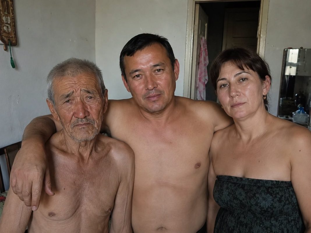 Moj muž doveo je kući stranca i zamolio me da mu dopustim ostati samo jednu noć. Ali sljedećeg jutra slučajno sam čula njihov tajni razgovor u kuhinji — i shvatila da taj čovjek nije slučajno ušao u naše živote… - featured image