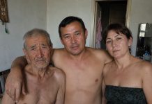 Moj muž doveo je kući stranca i zamolio me da mu dopustim ostati samo jednu noć. Ali sljedećeg jutra slučajno sam čula njihov tajni razgovor u kuhinji — i shvatila da taj čovjek nije slučajno ušao u naše živote… Moj muž doveo je kući stranca i zamolio me da mu dopustim ostati samo jednu noć. Ali sljedećeg jutra slučajno sam čula njihov tajni razgovor u kuhinji — i shvatila da taj čovjek nije slučajno ušao u naše živote… - featured image