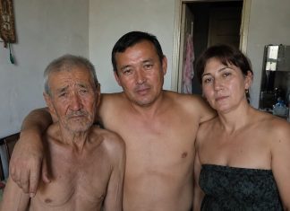 Moj muž doveo je kući stranca i zamolio me da mu dopustim ostati samo jednu noć. Ali sljedećeg jutra slučajno sam čula njihov tajni razgovor u kuhinji — i shvatila da taj čovjek nije slučajno ušao u naše živote… Moj muž doveo je kući stranca i zamolio me da mu dopustim ostati samo jednu noć. Ali sljedećeg jutra slučajno sam čula njihov tajni razgovor u kuhinji — i shvatila da taj čovjek nije slučajno ušao u naše živote… - featured image