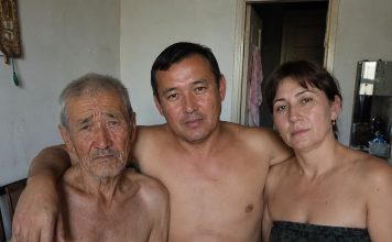 Moj muž doveo je kući stranca i zamolio me da mu dopustim ostati samo jednu noć. Ali sljedećeg jutra slučajno sam čula njihov tajni razgovor u kuhinji — i shvatila da taj čovjek nije slučajno ušao u naše živote… Moj muž doveo je kući stranca i zamolio me da mu dopustim ostati samo jednu noć. Ali sljedećeg jutra slučajno sam čula njihov tajni razgovor u kuhinji — i shvatila da taj čovjek nije slučajno ušao u naše živote… - featured image