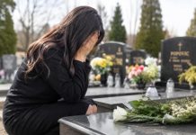 Dijana je 21 godinu plakala na grobu ćerke Lane, a onda joj je kod spomenika prišao nepoznati čovek i izustio reči od kojih joj je STALO SRCE: “Znam ovu devojku udala se nedavno” Dijana je 21 godinu plakala na grobu ćerke Lane, a onda joj je kod spomenika prišao nepoznati čovek i izustio reči od kojih joj je STALO SRCE: “Znam ovu devojku udala se nedavno” - featured image